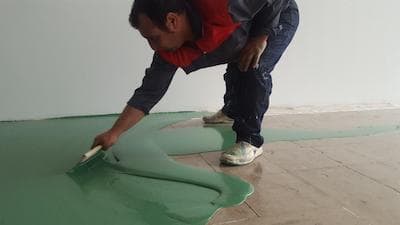 اجرای لایه میانی کفپوش اپوکسی با کاردک